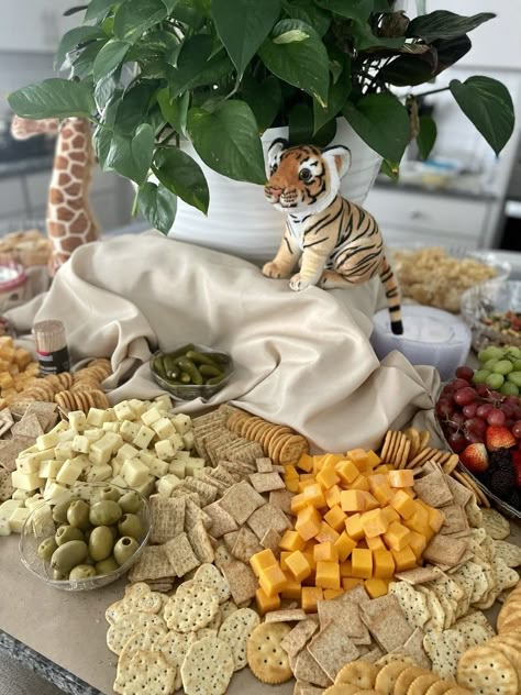 Safari Party Table Decor, Safari Shower Food, A Wild One Baby Shower Theme, Jungle Theme Food Table, Zoo Food Ideas, Wild Animal Themed Food, Jungle Themed Baby Shower Food, Jungle Themed Charcuterie Board, Safari Grazing Table