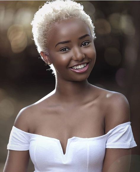 Bleached Afro, Bleach Blonde Hair, Beauty Vlogger, Natural Hair Community, Braid Ideas, Short Hair Color, Dark Skin Women, Bleached Hair, Short Natural Hair Styles