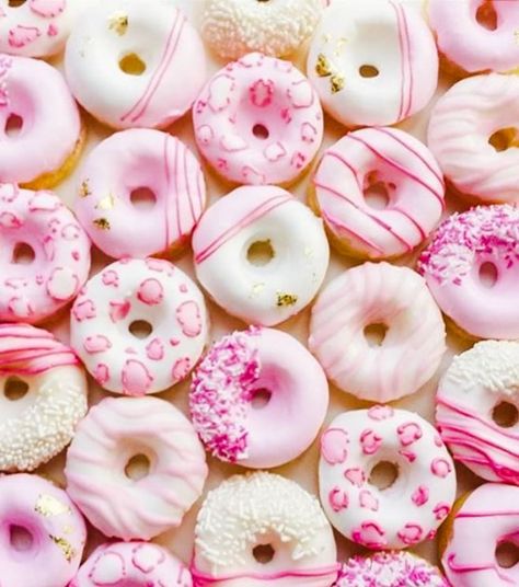 Donut Decorating Ideas, Fancy Donuts, Krispy Kreme Donuts, Candy Birthday Cakes, Mini Doughnuts, Cute Donuts, Pink Donuts, Delicious Donuts, Baked Donuts