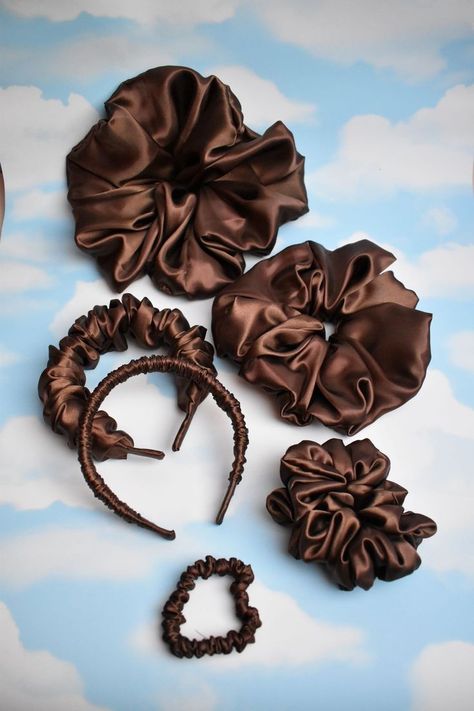 Circle Gift Wrapping Ideas, Unique Scrunchie Ideas, Scrunchie Packaging, Satin Hair Accessories, Brown Scrunchie, Xl Scrunchie, Diy Hair Scrunchies, Diy Hair Accessories Ribbon, Silk Scrunchies