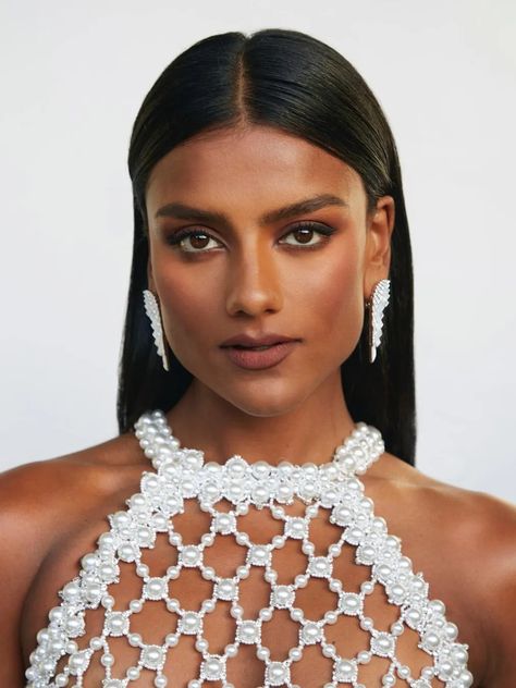 15 biggest 2024 makeup trends to watch out for, according to top makeup artists | Vogue India Monochromatic Makeup, Simone Ashley, Feather Brows, Cute Eyeshadow Looks, Ombre Lips, Top Makeup Products, Vogue India, Makeup Tutorial For Beginners, Celebrity Makeup Artist