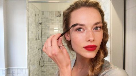 Matte Red Lip, Vogue Beauty Secrets, Matte Red Lips, Hannah Ferguson, Beauty People, Lip Beauty, Vogue Beauty, Matte Red, Beauty Hacks Video