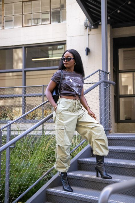 Cargo Pants And Heeled Boots, Cargo Pants Outfit With Heels Plus Size, Parachute Pants With Boots, Parachute Pants And Heels, Cargo With Heels, Cargos With Heels, Parachute Pants With Heels, Parasut Pants Outfit, How To Style Parachute Pants