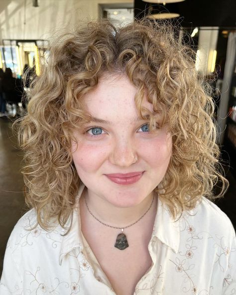 Shaggy Bob with Curtain Bangs for Curly Hair Curly Bob Bangs, Cuts For Curly Hair, Curly Asian Hair, Curly Wolf Cut, Shaggy Curly Hair, Caramel Blonde Hair Color, Blonde Curly Bob, Wolf Cuts, Caramel Blonde Hair