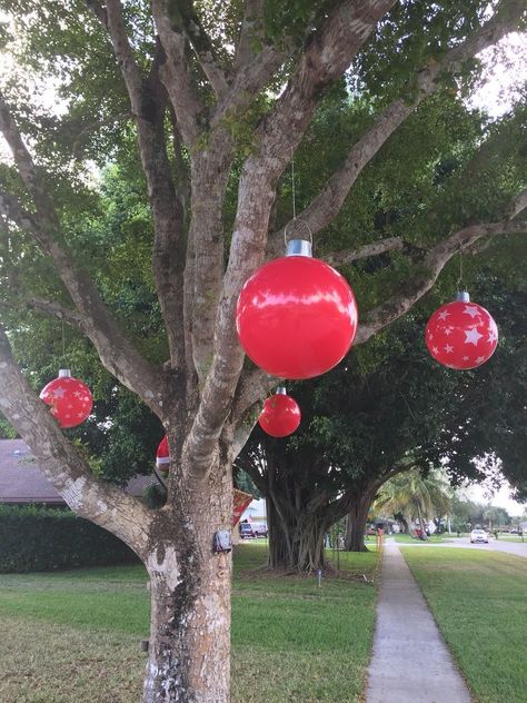 How to Make DIY Christmas Beach Ball Ornaments Easy Cheap Christmas Decorations, Diy Christmas Ball, Giant Christmas Ornaments, Hallway Decoration, Large Christmas Ornaments, Outside Christmas Decorations, Diy Christmas Lights, Christmas Decorations Cheap, Beach Balls