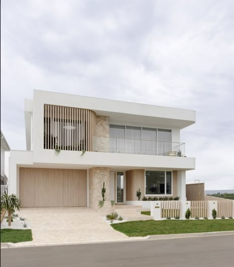 Bloxburg Modern Coastal House, Dream Home Channel 7, Coastal Facade Australia, Coastal House Facade, Cream Home Exterior, Coastal House Exterior Australia, Modern Coastal Facade, Palm Springs Homes Exterior, Modern Beach House Exterior