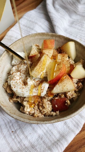 Overnight Apple Cinnamon Oats, Overnight Oats Aesthetic, Healthy Apple Overnight Oats, Apple Cinnamon Overnight Oats Healthy, Overnight Oats Cinnamon Apple, Apple Pie Overnight Oats Healthy, Overnight Oats Healthy Apple Pie, Cinnamon Apple Overnight Oats, Apple Overnight Oats