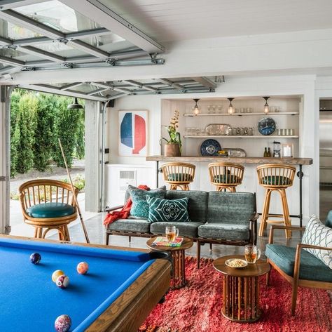 Dering Hall on Instagram: “A renovated garage perfect for socializing with a pool table, bar, and stylish seating area by @hoedemakerpfeiffer. Photo: Andrew…” Garage Rec Room, Hoedemaker Pfeiffer, Garage Hangout, Garage Playroom, Garage Game Rooms, Garage To Living Space, Basement Games, Garage Party, Queen Bunk Beds