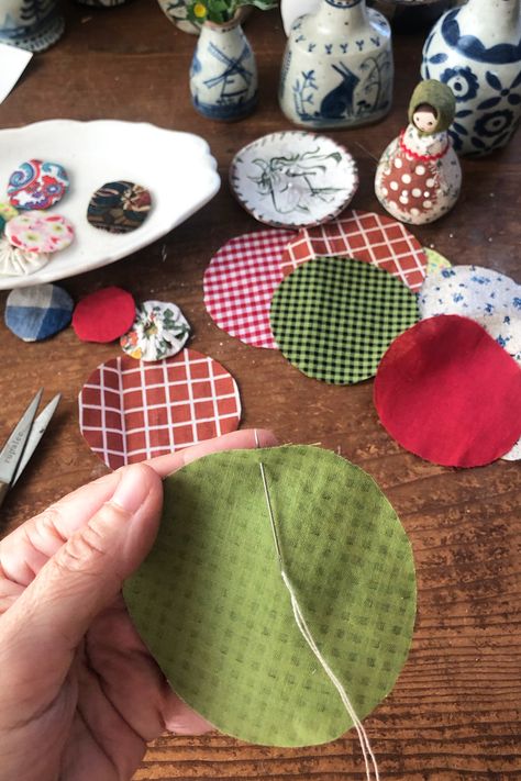 make this very scrappy and super crafty bunting – ann wood handmade Yo Yo Crafts, Yoyo Crafts, Yo Yo Quilt, Ann Wood, Mini Bunting, Pinking Shears, Paper Clay, Craft Patterns, Sewing Basics