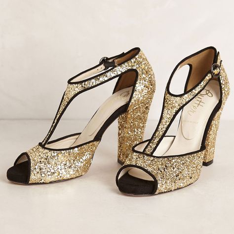 Estilo Charleston, Holiday Heels, Gold Glitter Heels, T Strap Heels, Glitter Heels, Carrie Bradshaw, Crazy Shoes, Shoe Obsession, T Strap