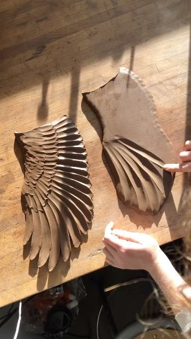 Bird Sculpture Clay Ceramics, How To Sculpt Wings, Bird Sculpture Art, Bird Sculpture Clay, Ceramic Animals Sculpture, Ceramic Sculpture Ideas, Ceramic Feather, Clay Feathers, Wing Sculpture