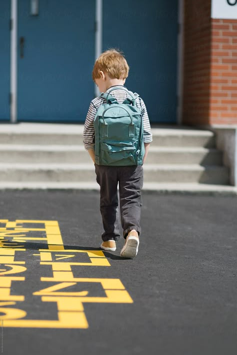 Walking Pictures, Backpack Drawing, First Day Of School Pictures, School Photographer, Backpack Photography, Boy Walking, Walk To School, Diy Leather Projects, Toddler Backpack