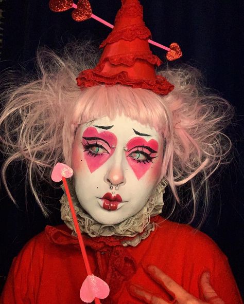 💞 Lovestruck 💞 using our Clown White and Paradise Makeup AQ, @sioux_you created this adorable clown makeup! #graphicliner #sfxmua #sfx #cosplay #makeuphack #bodypainting #specialeffects #promua Pierrot Costume, Clown Face Paint, Cute Clown Makeup, Circus Makeup, Pierrot Clown, Creepy Halloween Makeup, Halloween Clown, Graphic Makeup, Cute Clown