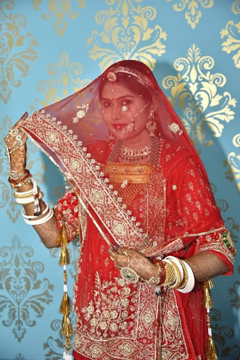 Rajputi Bride Poses, Rajputi Dulhan Pose, Rajputi Bride Photoshoot, Rajsthani Culture Photography, Rajputi Wedding Couple Poses, Rajasthan Bride, Rajputi Pose, Dulhan Closeup, Rajputi Couple