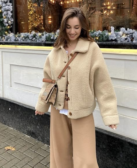 Wool Jacket Outfit, Hijab Closet, Teddy Coat Outfit, Beautiful Winter Pictures, Traveling Style, Winter Look Book, Leather Bag Pattern, British Weather, Ootd Winter