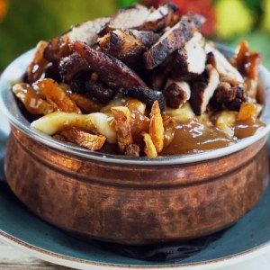 Jerk Chicken Poutine Chicken Poutine Recipe, Donair Pizza, French Fries With Cheese, Poutine Gravy, Chicken Poutine, Poutine Recipe, Food Bucket List, Awesome Chicken, Pineapple Bun