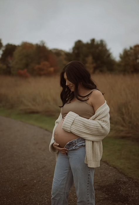 Maternity Photo Casual Outfits, Maternity Just Mom Pictures, Casual Maternity Photo Outfits, Casual Maternity Shoot Outfits, Casual Outdoor Maternity Photos, Belly Out Maternity Photos, Outside Maternity Pictures Fall, Maternity Photo Outfits Winter, Maternity Pictures Just Mom