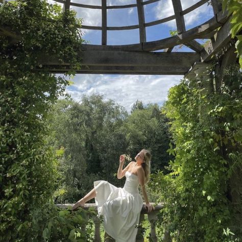 Greek Goddess Photoshoot Ideas, Gazebo Photoshoot Ideas, Garden Photoshoot Aesthetic, Greek Photoshoot, Raya Photoshoot, Greek Goddess Photoshoot, Sr Photos, Garden Photoshoot, Ethereal Photography