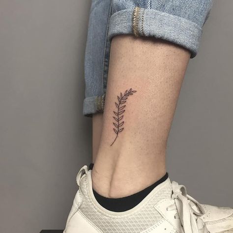 Small fern tattoo by @madame_unikat · @unikat_berlin Berlin Maching Tattoos, Fern Tattoo, Saved Tattoo, Stomach Tattoos, Large Tattoos, Sister Tattoos, Little Tattoos, Simplistic Tattoos, Small Tattoo