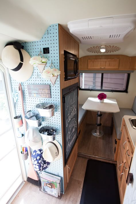 Rangement Caravaning, Rv Storage Ideas, Caravan Interior Makeover, Caravan Hacks, Camper Van Kitchen, Trailer Makeover, Caravan Storage, Diy Caravan, Caravan Vintage