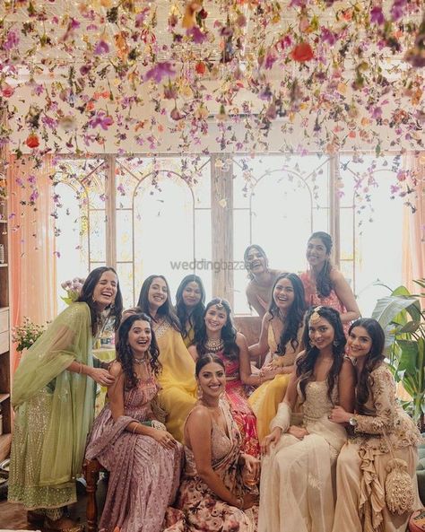 Alia Ranbir Wedding, Alia Bhatt Wedding, Alia And Ranbir, Alia Ranbir, Bridesmaid Poses, Indian Bridesmaids, Mehendi Outfits, Top Wedding Trends, Bridal Hair Buns