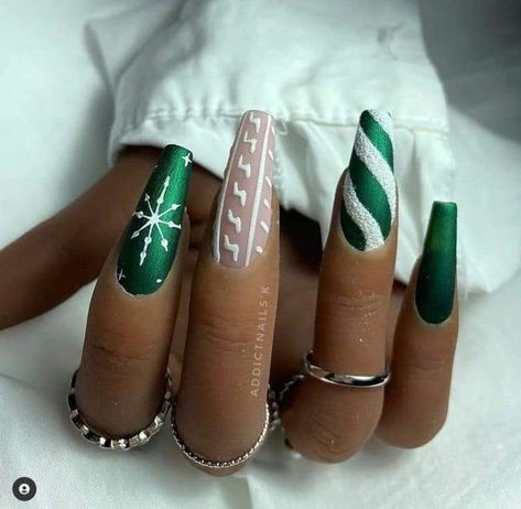 Winter Short Acrylic Nails, Christmas Nails Green And Gold, Short Acrylic Nails Winter, Green Nails For Christmas, Winter Nail 2023, January Nails Ideas, Nails Ideas Winter, Acrylic Nails Winter, Silhouette Nails