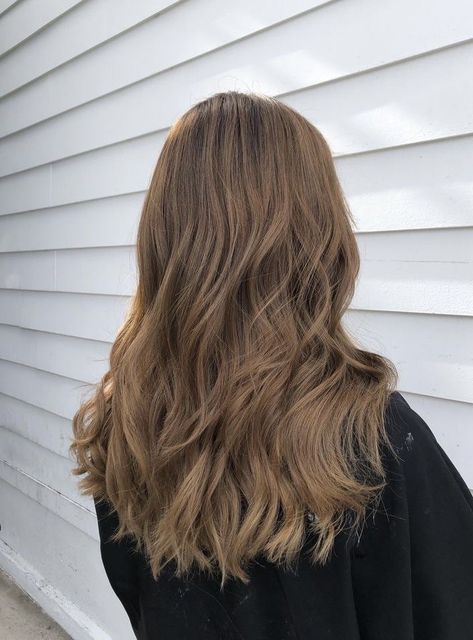 Que ridículo que me hayan dejado pintarme el pelo así, no se haya dañado y se me vea demasiado bien. ✨ Level 7 Hair Color, Brown Hair Inspo, Level 7, Trening Fitness, Brown Hair Balayage, Dark Blonde Hair, Light Hair Color, Penteado Cabelo Curto, Brown Blonde Hair