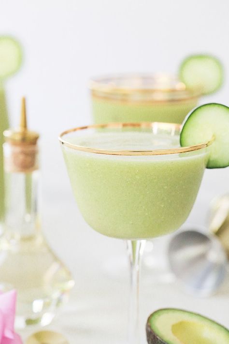 Spring wedding cocktail idea -  Cucumber Avocado Daiquiri {Courtesy of Sugar + Charm} Alcohol For A Crowd, Cucumber Cocktails, Cocktails Easy, Daiquiri Recipe, Unique Recipe, Party Drinks Alcohol, Cucumber Avocado, Tasty Drinks, Tom Collins