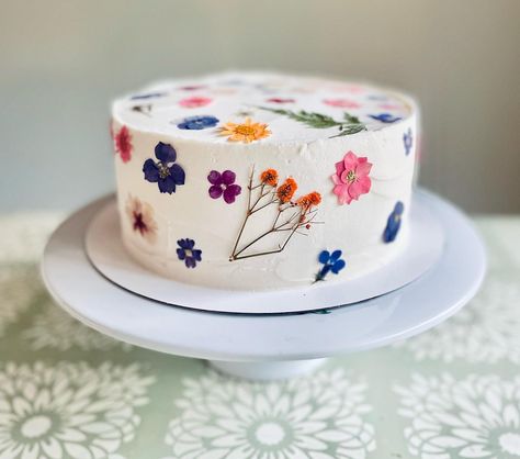 I just LOVE these cakes with dried flowers, don’t you?! It was fun learning this new decorating technique! 🌱 ☀️ 🍰 Tiny Flowers, Flower Cake, Fun Learning, Just Love, Dried Flowers, Cake, Flowers