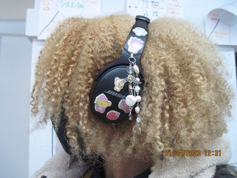 Decorating My Headphones, Headphone Customization, Decorated Bose Headphones, Headphone Accessories Diy, Decorate Headphones Aesthetic, Headphone Decoration Aesthetic, Beats Headphones Decoration, Headphones Diy Decorate, Bose Headphones Aesthetic Black