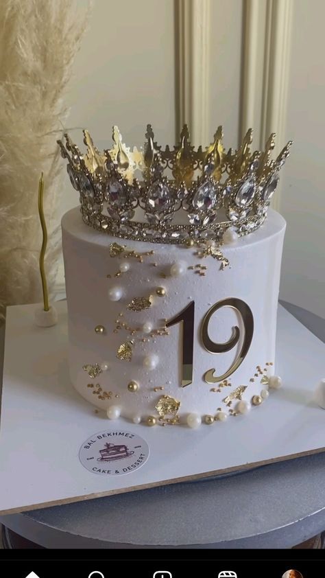 30th Birthday Cake Ideas, 19th Birthday Cakes, Purple Cakes Birthday, 30th Birthday Cake, Birthday Cake Decorating Ideas, Sweet 16 Birthday Cake, Crown Cake, Elegant Birthday Cakes, 16 Birthday Cake