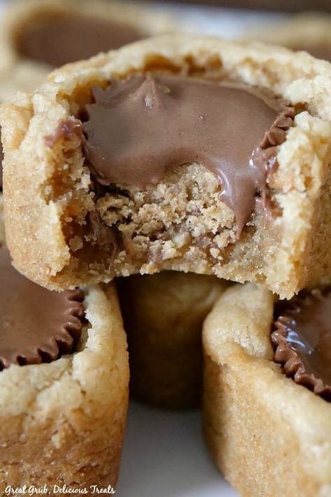 Peanut Butter Cookie Bites are a delicious bite sized peanut butter cookie with a mini peanut butter cup in the center. Peanut Butter Cookie Crust, Cookies Bites, Dessert Tarts Mini, Butter Cookie Crust, Tarts Mini, Dessert Tarts, Pecan Cinnamon, Peanut Butter Cups Recipe, Making Peanut Butter