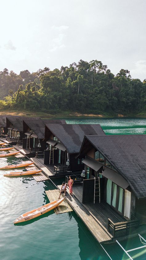 500 Rai Floating Resort is located in Khao Sok National Park in Thailand. Khao Sok Thailand, Bancock Thailand, Thailand Resort, Thailand Resorts, Heer Ranjha, Pilot Life, Khao Sok National Park, Water Bungalow, Thailand Vacation