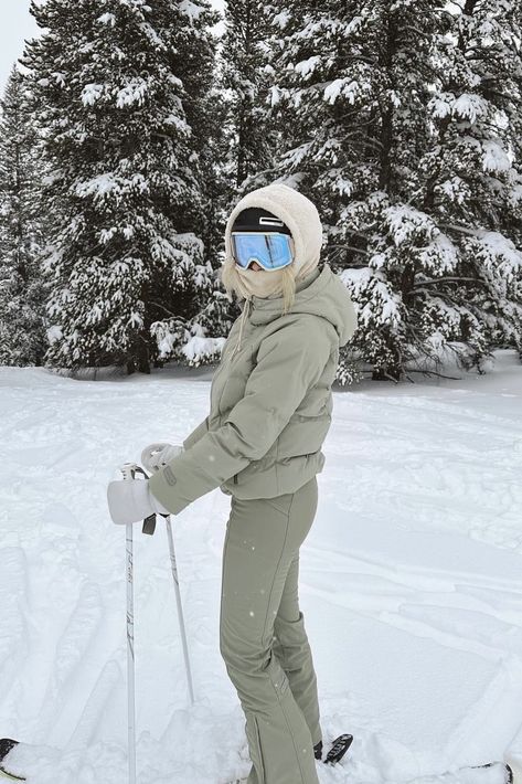 Womens Ski Gear, Skiing Fits, Ski Outfit Ideas, Snow Outfits For Women, Ski Outfit For Women, Ski Vibes, Ski Fits, Ski Fit, Snow Fits