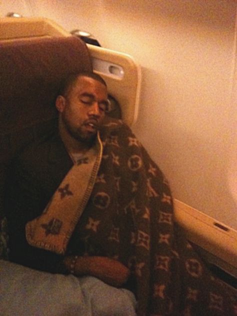 Kanye west travels with a Louis Vuitton blanket! Kanye Memes, Funny Kanye, Kanye West Funny, 얼굴 드로잉, Kandy, Jay Z, Kanye West, Reaction Pictures, Mood Pics