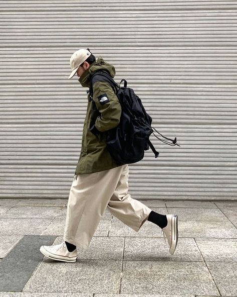 Asian Men’s Fashion, Jogger Outfit Men, Man Street Style, Japanese Workwear, Men Backpack, Skate Style, Guys Clothing Styles, Mens Outfit Inspiration, Outfits With Converse