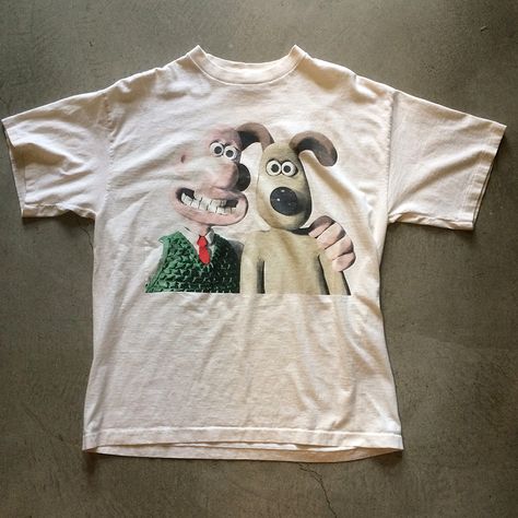 Wallace & Gromit T-Shirt $45+$8(shipping) domestic. Size XL. 30.5” collar to hem x 22.5” pit to pit. Contact the shop at 415-796-2398 to purchase by phone or PayPal afterlifeboutique@gmail and reference item in post. Shifty Thrifting, Wallace And Gromit, Tee Shirt Outfit, Silly Shirt, White Tee Shirt, Shirt Outfits, White Tee Shirts, Neue Outfits, Fit Check