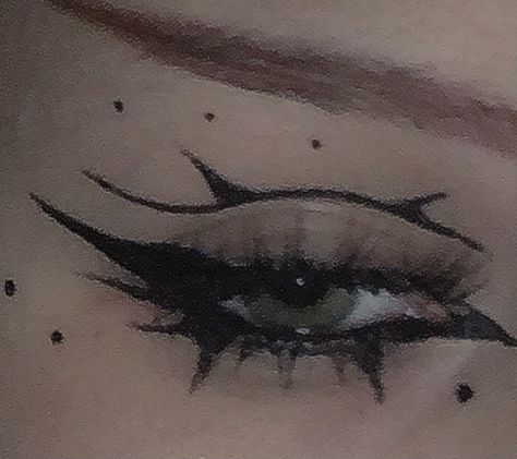 Heavy Eyeliner Makeup, Alt Graphic Liner, Alt Eyeliner Styles, Graphic Eyeliner Goth, Spooky Eyeliner, Cool Eyeliner Designs, Edgy Eyeliner, Heart Eyeliner, Cool Eyeliner