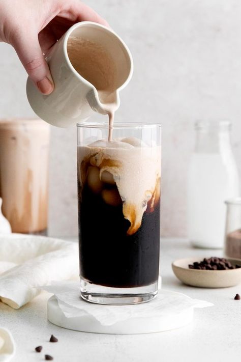 Starbucks Chocolate Cream Cold Brew Recipe - Texanerin Baking Chocolate Cream Cold Brew, Matcha Drinks, Starbucks Chocolate, Cream Cold Brew, Nespresso Recipes, Cold Brew Recipe, Making Cold Brew Coffee, Homemade Soda, Vanilla Recipes