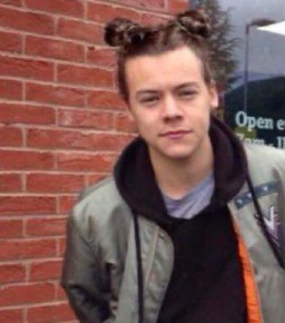 Harry Styles Bun, Harry Styles Man Bun, Harry Styles 2023, Bf Photos, Prince Hair, One Of The Guys, Harry Styles Cute, Man Bun, Harry Styles Pictures