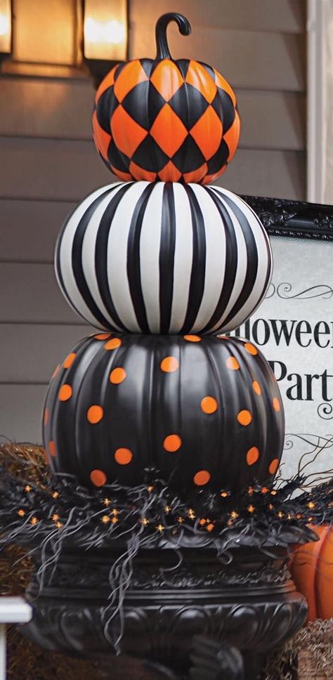 Attach & Stack Decorated Pumpkins to make this Awesome Halloween Display! These are the BEST Halloween DIY Decorations & Craft Ideas! Classy Pumpkin Decorating, Fancy Pumpkins, Diy Halloween Dekoration, Thanksgiving Pumpkins, Halloween Decor Diy, Door Paint, Hallowen Ideas, Casa Halloween, Pumpkin Topiary