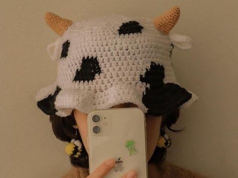 Cow Beanie, Crochet Festival, Festival Hat, Crochet Cow, Diy Crochet Projects, Crochet Accessories, Cute Crochet, Diy Crochet, Crochet Designs