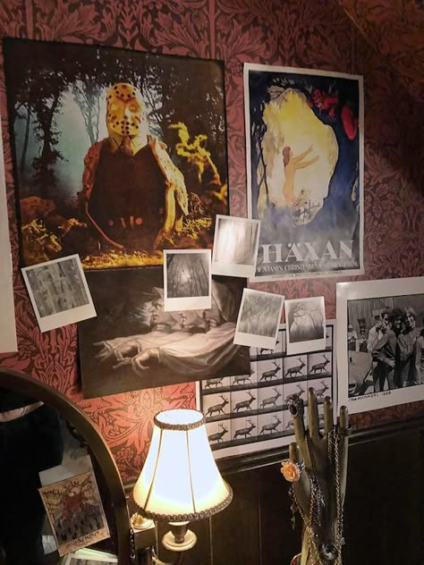 Sabrina Room Aesthetic, The Chilling Adventure Of Sabrina House, Chilling Adventures Of Sabrina Bedroom, Sabrina Spellman House Interior, The Chilling Adventure Of Sabrina Aesthetic, Sabrina Aesthetic Chilling Adventures Of, Sabrina Spellman Bedroom, Chilling Adventures Of Sabrina House, Sabrina Spellman Room