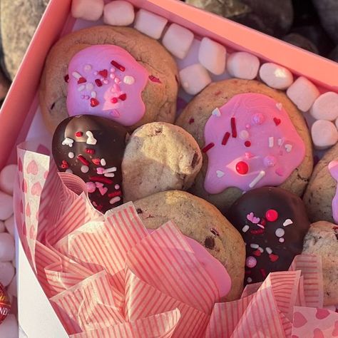 Erika Aguilar on Instagram: "Cookie Bouquet anyone? 🍪💐 Join me LIVE HERE ON IG TOMORROW JANUARY 11,2024 1:30 pm pst You won’t believe how easy peasy it is to put together 💝 Sugar Cookie recipe I used here is available now in recipe card form for only $5 let me know in comments if you need it 😉🍪💖 #freeminiclass #free #class #iglive #howto #cookiebouquet #cookiearrangement #sugarcookies #yourinvited #joinme #cookielover #fypage #2024desserts" Cookie Arrangements, Class Valentines, Cookie Bouquet, Sugar Cookie Recipe, Valentines Day Cookies, Recipe Card, January 11, Sugar Cookies Recipe, Cookie Recipe