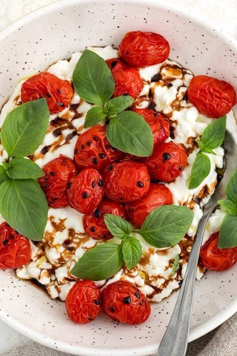 Burst Tomato Cottage Cheese Caprese Bowl is an easy, savory, high protein lunch! #cottagecheese #highprotein #lunch Cottage Cheese Caprese, Caprese Bowl, Tomato Cottage Cheese, Burst Tomato, High Protein Lunch Ideas, Ensalada Caprese, Tomato Caprese, Queso Cottage, Protein Lunch