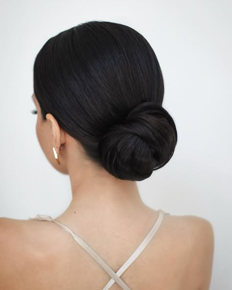 Wedding Hairstyle Black Hair, Bride Hairstyles Sleek, Simple Wedding Style, Black Hair Wedding Updo, Simple Bun Wedding Hair, Bridal Bun Updo, Bun Elegant Hairstyles, Wedding Hair Black Hair, Konde Modern Simple