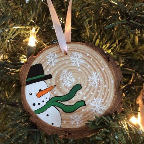 Beautiful Customized Snowman Christmas Ornaments - These Are Adorable That My Daughter Has Created. Special Order Or Purchase Here. Giving Tree Ornaments, Rustic Wood Ornaments Diy, Wooden Slices Crafts, Snowman On Wood Slices, Painted Wooden Christmas Tree Decorations, Snowman Wood Slice Ornament, Gnome Wood Slice Ornament Diy, Wood Piece Christmas Ornaments, Snowmen Paintings On Wood