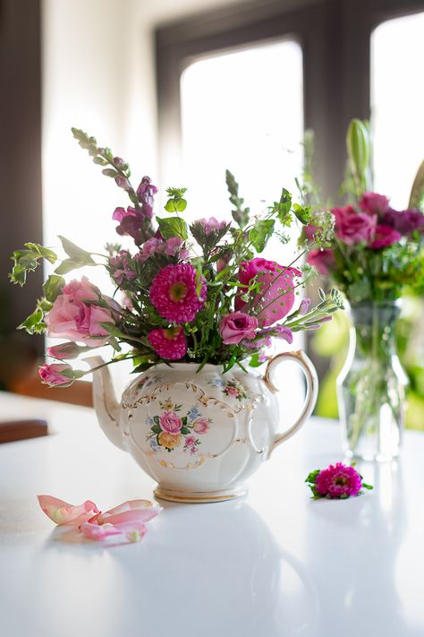 Teapot Centerpiece, Floral Teacup, Vintage Teapot, Table Scapes, Romantic Flowers, Tea Pots Vintage, Party Foods, Wedding Parties, Tea Parties