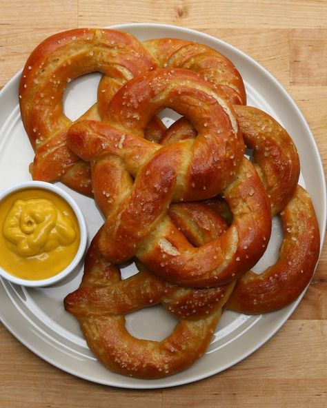 Homemade Soft Pretzels Soft Pretzel Recipe, Homemade Pretzels, Homemade Soft Pretzels, Pretzels Recipe, Soft Pretzels, Lunch Snacks, Pretzels, Appetizer Snacks, Cooking And Baking