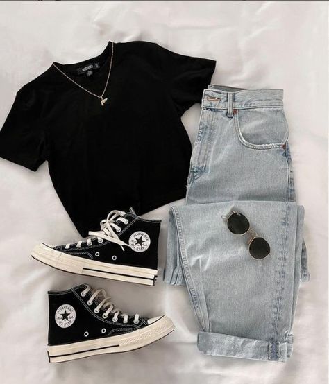 Ways To Style High Top Converse, Cute Outfits With Black Converse, How To Style Black Converse, Outfits With Black Converse, Dark Clothes Aesthetic, Cute Converse Outfits, Clothes Aesthetic Summer, Simple Korean Outfits, Black Converse Outfit